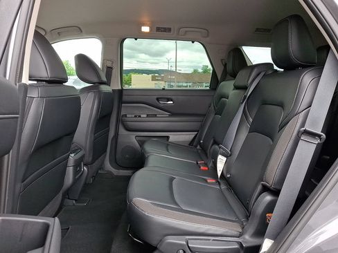 Used 2023 Nissan Pathfinder SL AWD/4WD image 13