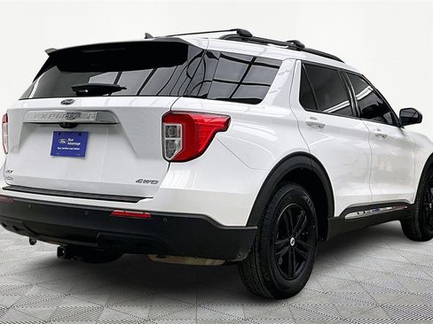 Used 2021 Ford Explorer XLT image 2