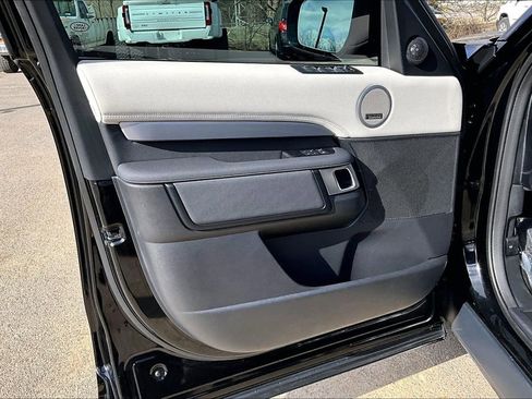 Used 2025 Land Rover Discovery Dynamic SE image 23