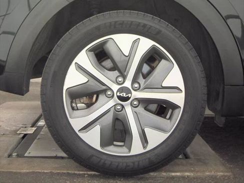 Used 2022 Kia Niro EX image 27