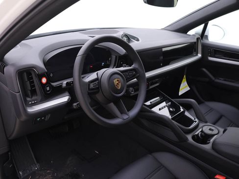 Used 2024 Porsche Cayenne Coupe image 4