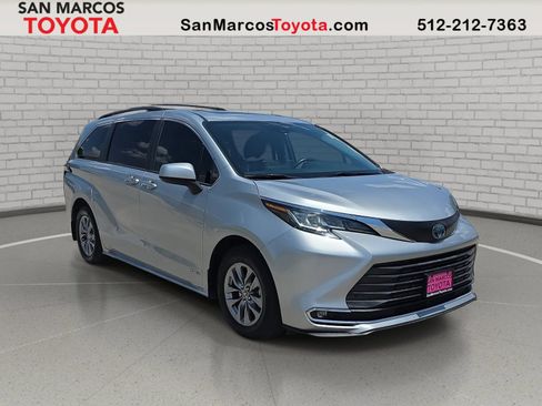 Used 2021 Toyota Sienna XLE FWD image 3