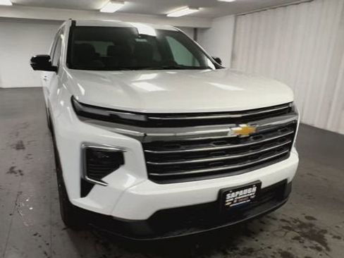 New 2026 Chevrolet Traverse LT w/ Sun and Wheel Package FWD image 3