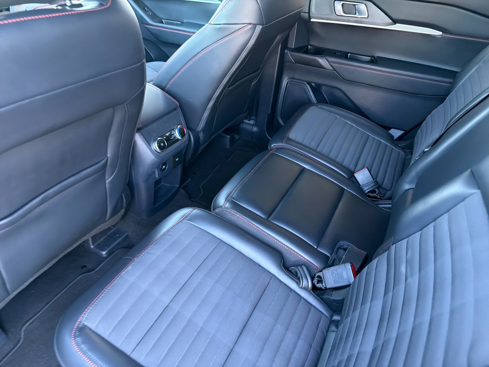 Used 2025 Ford Explorer ST-Line w/ ST-Line Street Pack AWD/4WD image 13