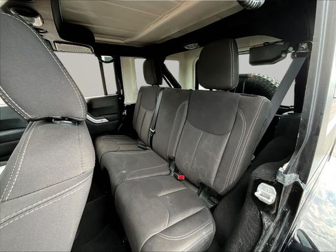 Used 2017 Jeep Wrangler Unlimited Sahara w/ Connectivity Group AWD/4WD image 22