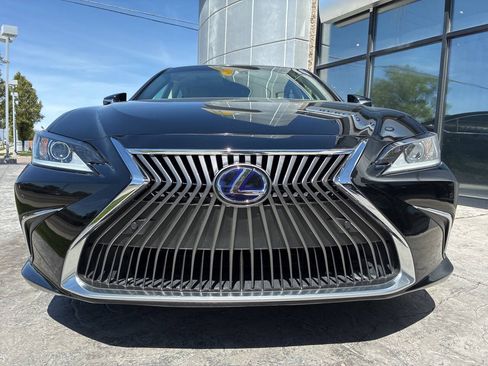 Used 2020 Lexus ES 300h w/ Premium Package FWD image 2