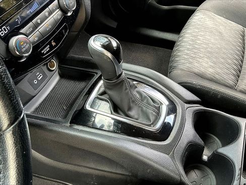 Used 2020 Nissan Rogue SV image 15