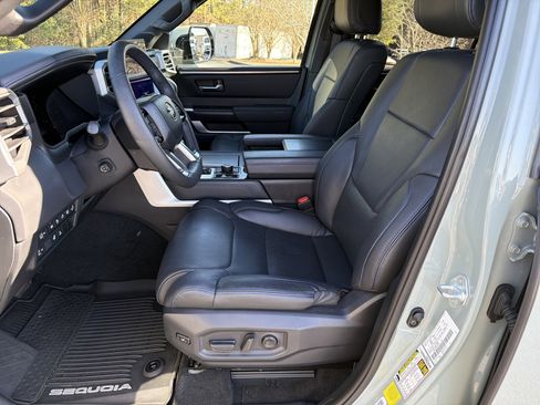 Used 2024 Toyota Sequoia Platinum image 9