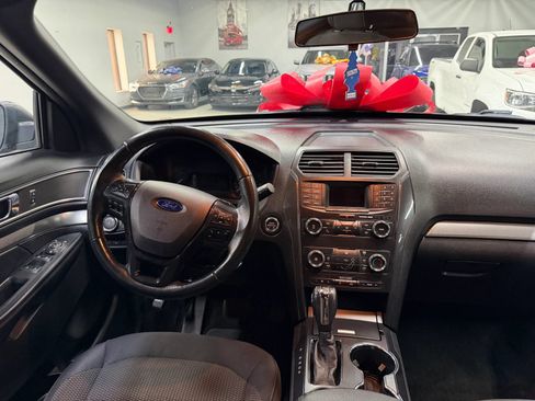 Used 2018 Ford Explorer XLT FWD image 25