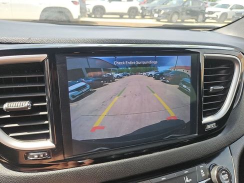 Used 2025 Chrysler Pacifica Select image 22