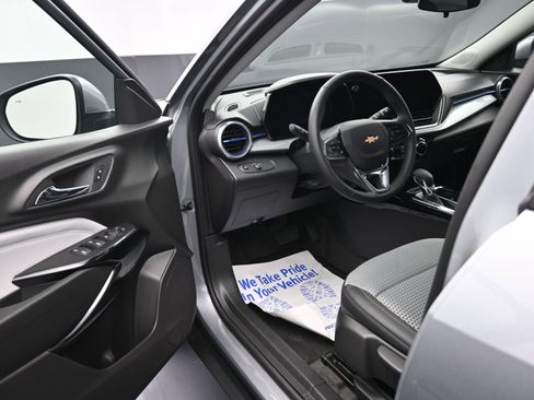 Used 2025 Chevrolet Trax LT w/ Sunroof Package image 9