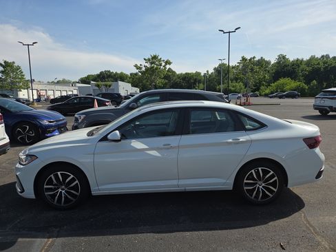 New 2025 Volkswagen Jetta SE FWD image 2