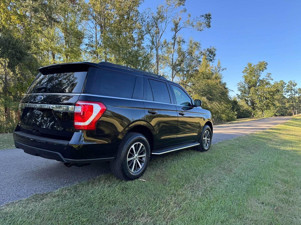 Used 2018 Ford Expedition XLT w/ Equipment Group 202A AWD/4WD image 4