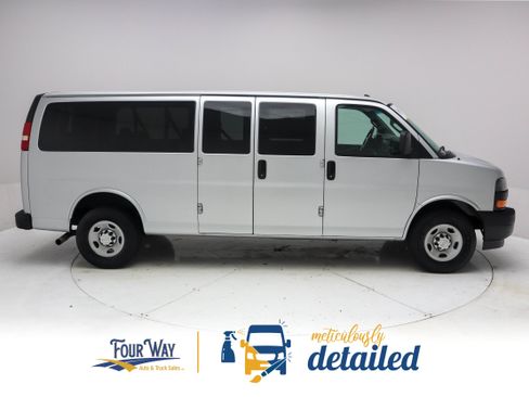 Used 2018 Chevrolet Express 3500 LS RWD image 2