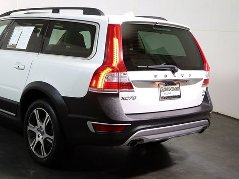 Used 2015 Volvo XC70 T6 w/ Proximity Package image 11