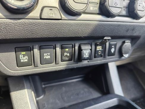 Used 2019 Toyota Tacoma TRD Off-Road AWD/4WD image 15