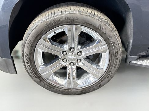 Used 2020 Chevrolet Suburban LT w/ Luxury Package RWD image 37