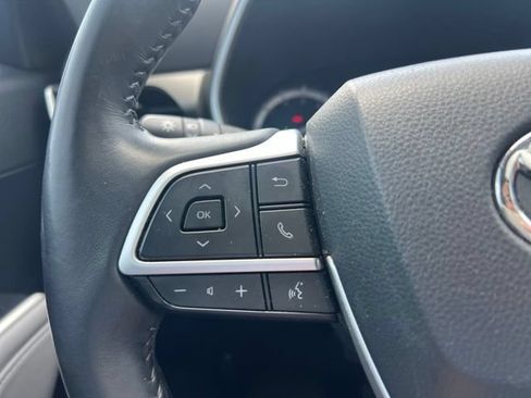 Used 2022 Toyota Highlander XLE FWD image 22