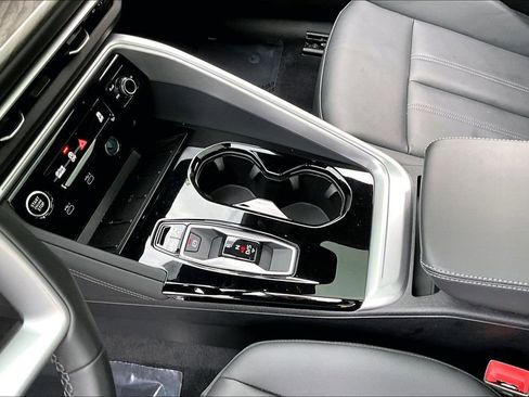 Used 2025 Audi Q5 Premium w/ Convenience Package image 18