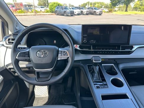 Used 2025 Toyota Sienna XLE AWD/4WD image 16