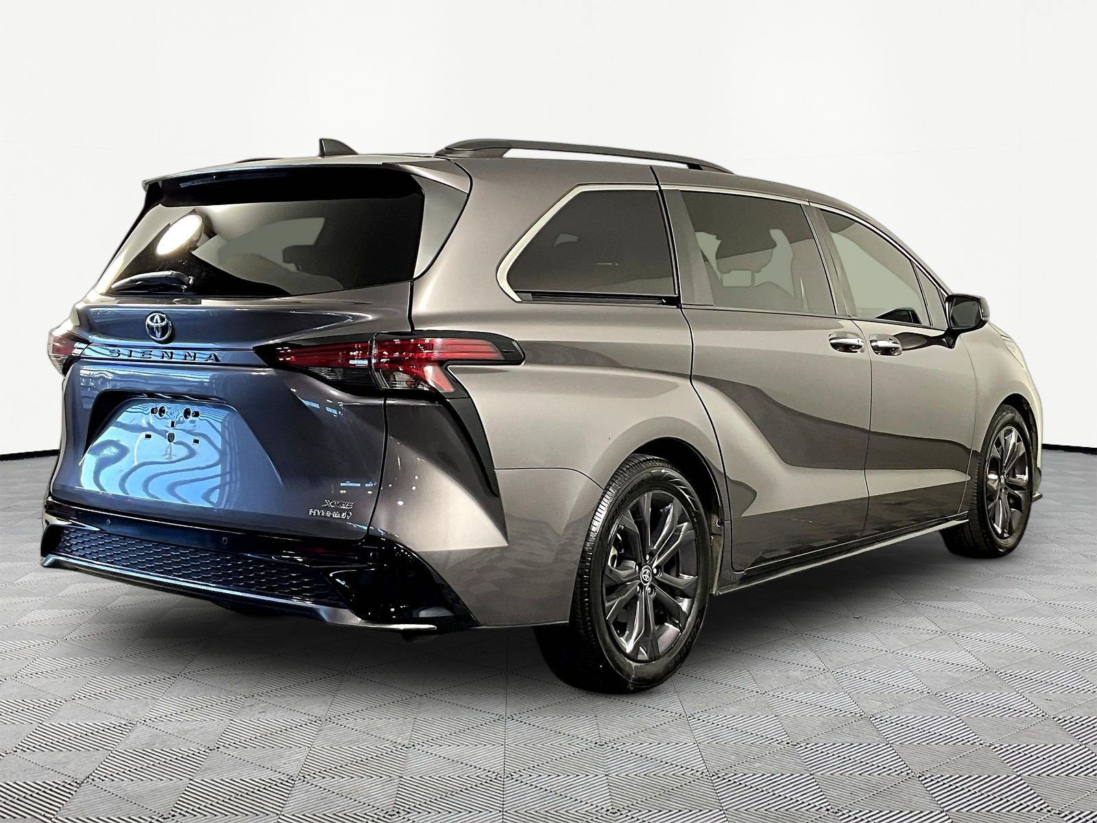 Used 2021 Toyota Sienna XSE FWD image 6