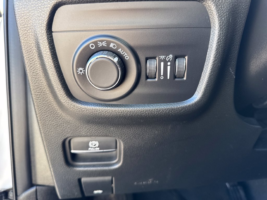 Used 2025 Jeep Grand Cherokee Altitude AWD/4WD image 27