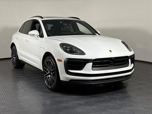 Certified 2025 Porsche Macan AWD/4WD image 9