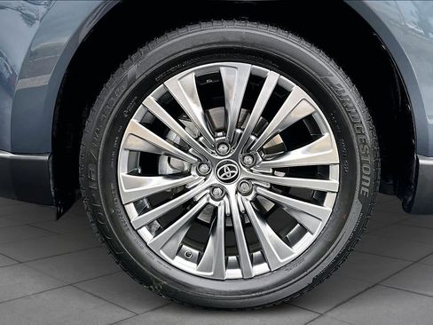 Used 2021 Toyota Venza XLE image 10