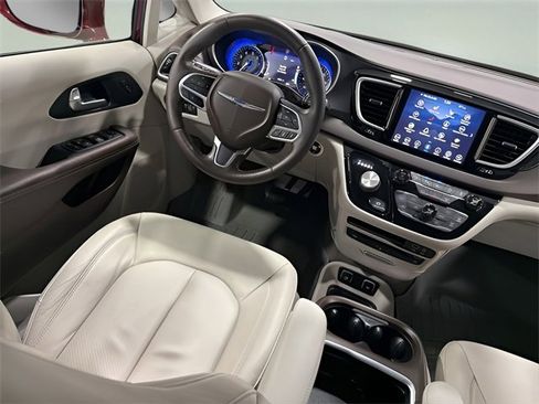 Used 2020 Chrysler Pacifica Touring-L Plus w/ Advanced Safetytec Group image 27