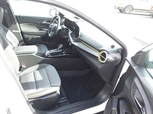 Used 2025 Chevrolet Trax LT w/ Driver Confidence Package image 26