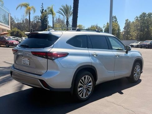 Used 2022 Toyota Highlander Platinum FWD image 7