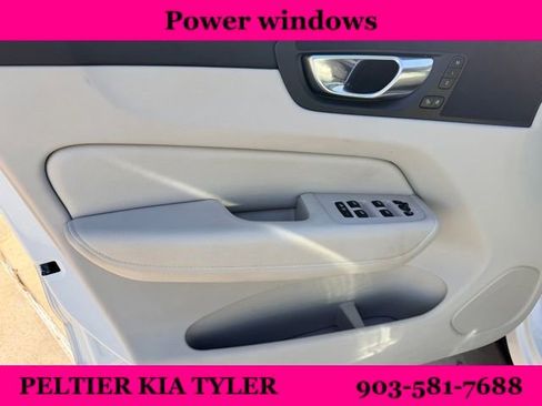 Used 2022 Volvo XC60 B5 Momentum image 17