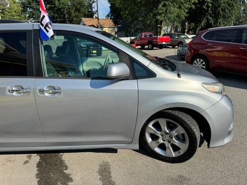Used 2013 Toyota Sienna SE FWD image 11