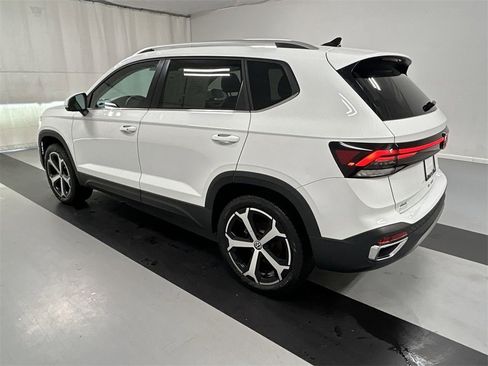 Certified 2025 Volkswagen Taos SEL image 9
