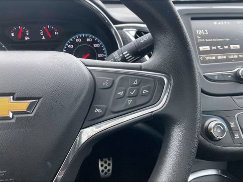 Used 2017 Chevrolet Malibu LT FWD image 19