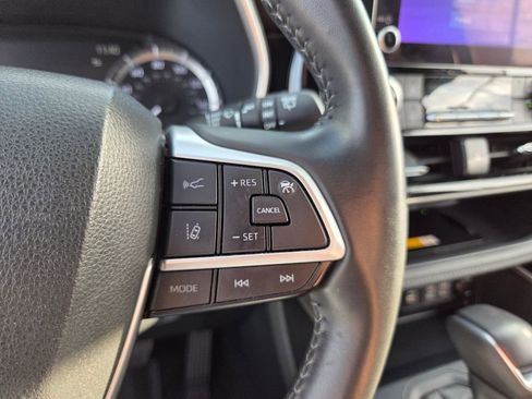 Certified 2024 Toyota Highlander XLE image 25