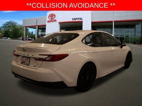 Used 2025 Toyota Camry SE image 5