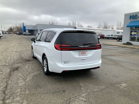 Used 2025 Chrysler Pacifica Select image 9