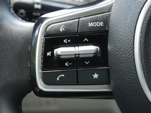 Used 2024 Kia Carnival LX FWD image 25