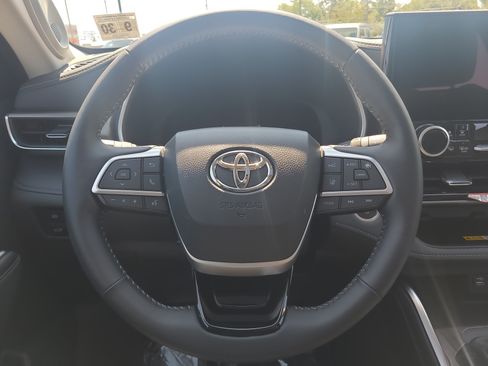 Certified 2025 Toyota Highlander Limited AWD/4WD image 22
