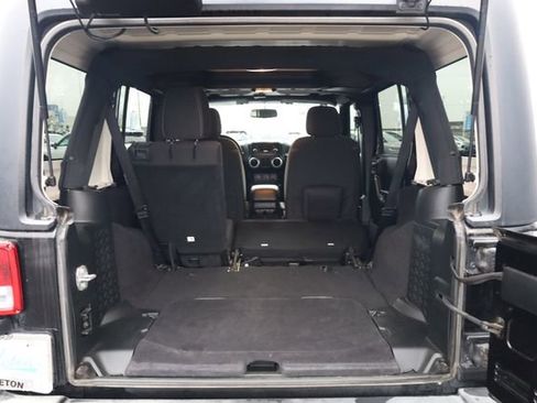 Used 2018 Jeep Wrangler Unlimited Rubicon w/ Connectivity Group image 27