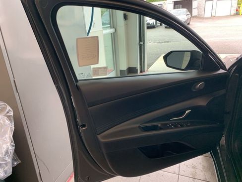 New 2025 Hyundai Elantra SE image 4