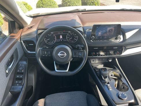 Used 2022 Nissan Rogue SV image 2