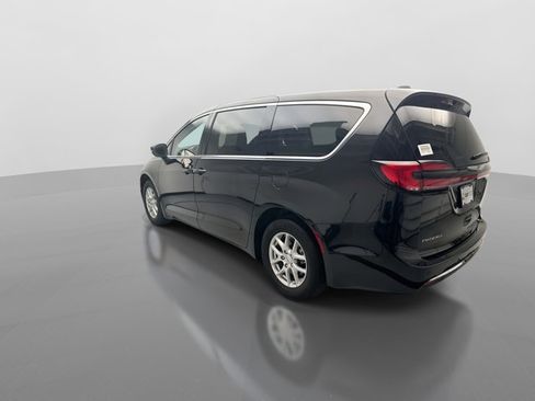 Used 2023 Chrysler Pacifica Touring-L FWD image 3
