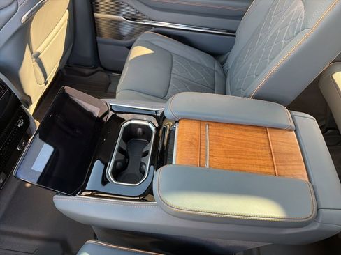 Used 2023 Jeep Grand Wagoneer Series III image 15