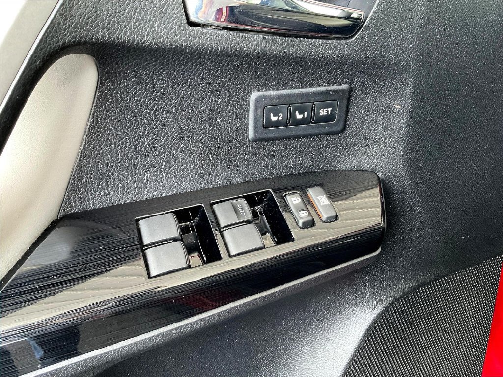 Used 2017 Toyota RAV4 Limited AWD/4WD image 19