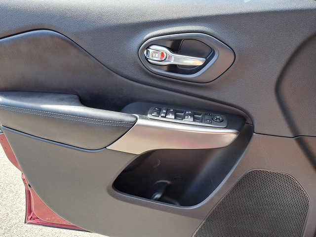 Used 2020 Jeep Cherokee Latitude Plus AWD/4WD image 22
