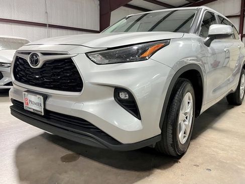 Used 2024 Toyota Highlander LE image 6