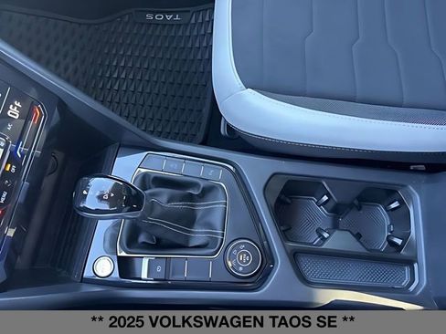 Used 2025 Volkswagen Taos SE AWD/4WD image 26