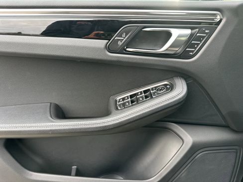Certified 2025 Porsche Macan AWD/4WD image 12